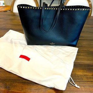 ❤️🖤Valentino tote bag - black leather gold studs - purchased Dec 2021